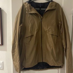 Lululemon men’s outpour stretchseal jacket